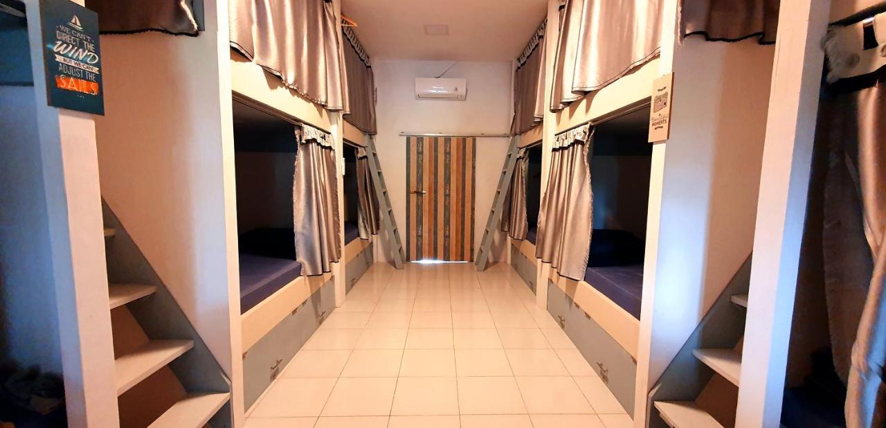 Tiny Room Hostel Toyapakeh Екстериор снимка